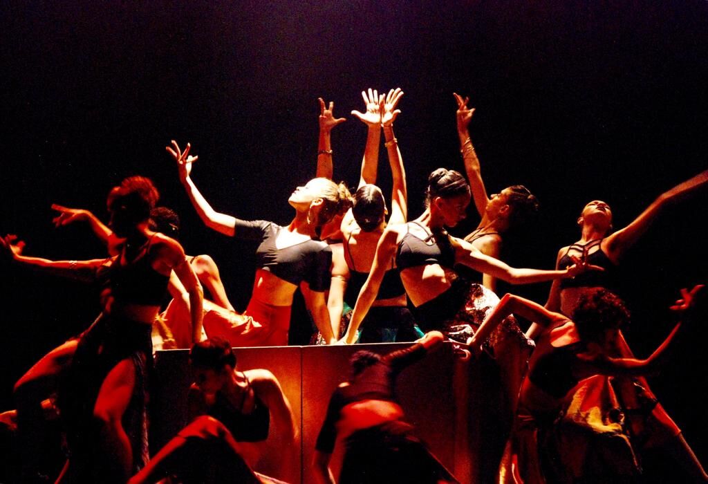 Coreografia Errante, grupo em cena avermelhada