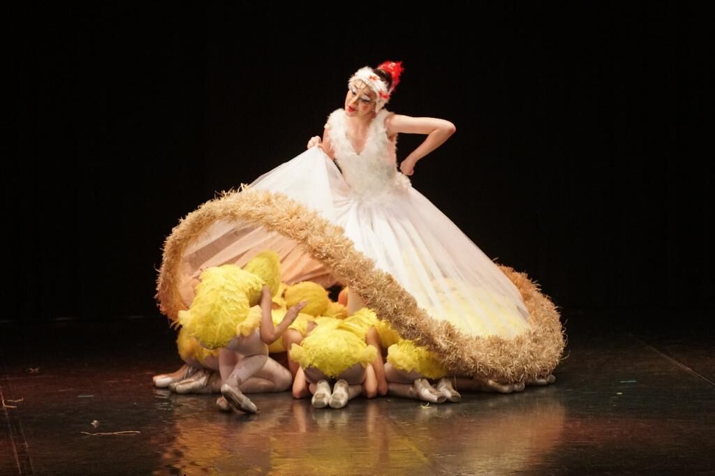 Coreografia O Ninho, bailarina em tutu cercada de figurinos de pintinho