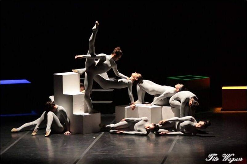 Espetáculo Pedaços de Mim, corpo de baile em estrutura geométrica