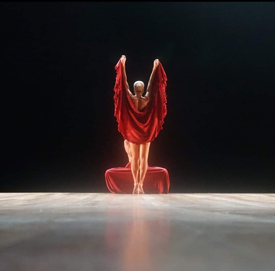 Espetáculo Pernas pra que te quero, bailarina com tecido vermelho